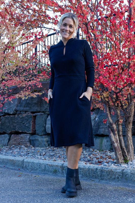 Borghild svart jacquard klänning