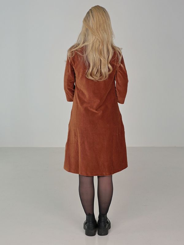 Saga nugat velourklänning med fickor