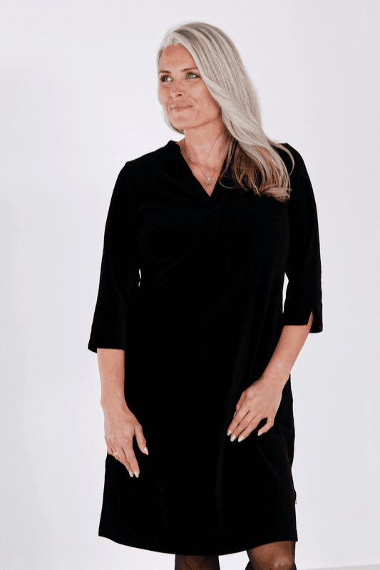 Saga svart velourklänning med fickor