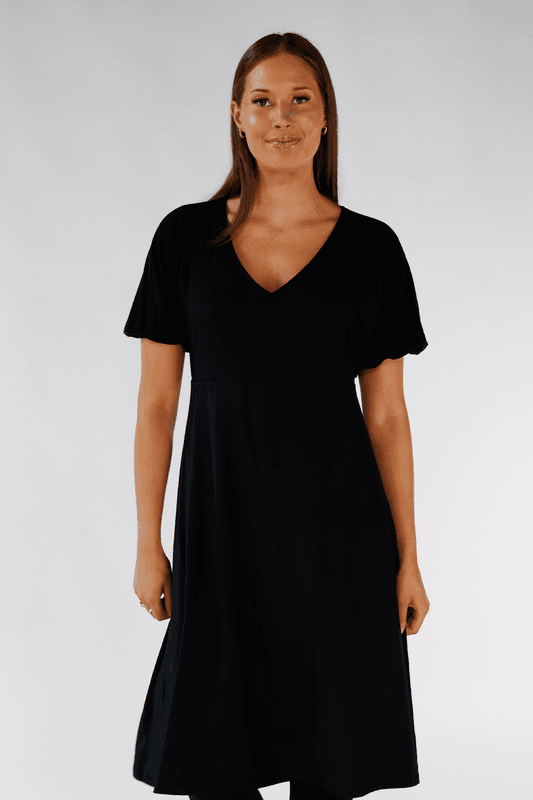 Roberta fantastisk svart basisklänning