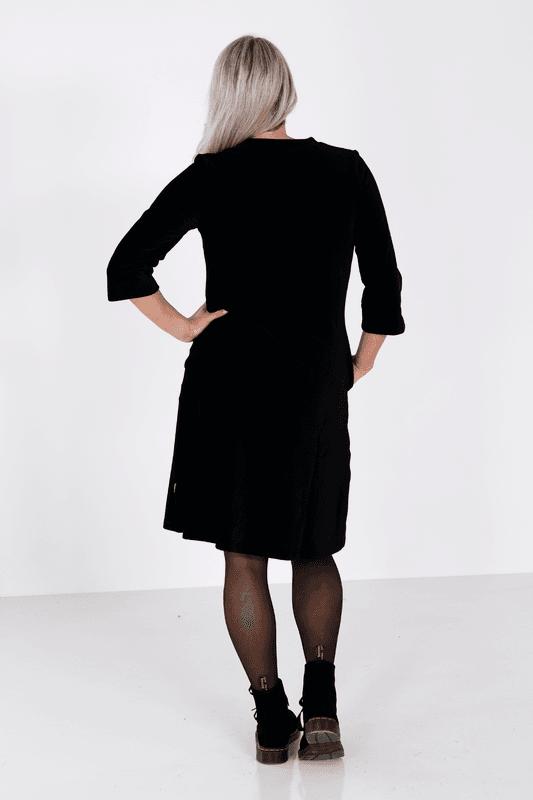 Saga svart velourklänning med fickor