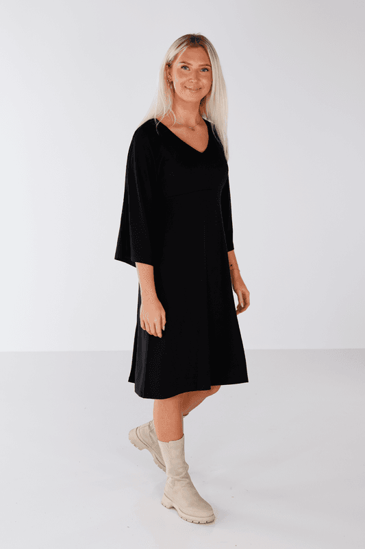 Lilja fantastisk svart basisklänning