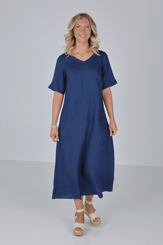 Gyda marinblå linne klänning