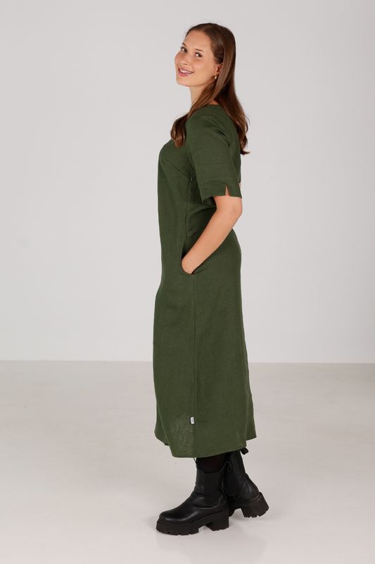 Gyda kombogrön klänning i linne