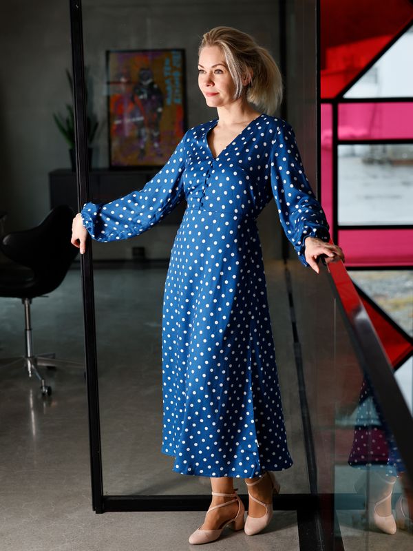 Mette blå polkadot klänning