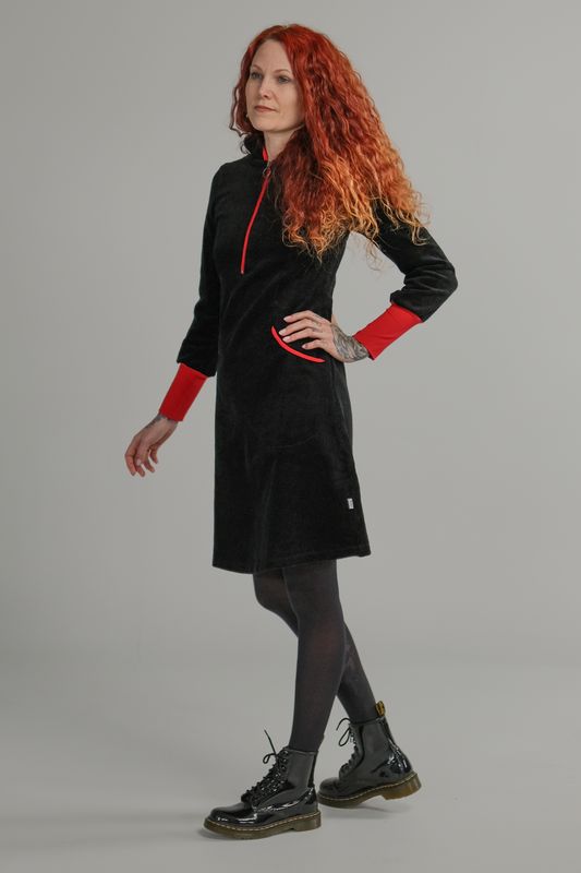 Bianca svart och röd huvklänning