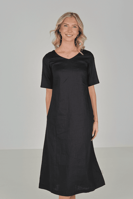 Gyda svart länkklänning