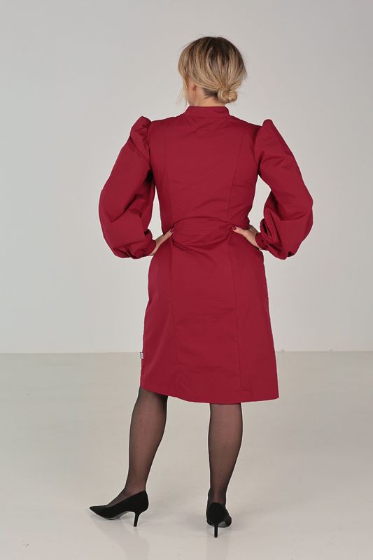 Karin mörk röd elegant klänning 