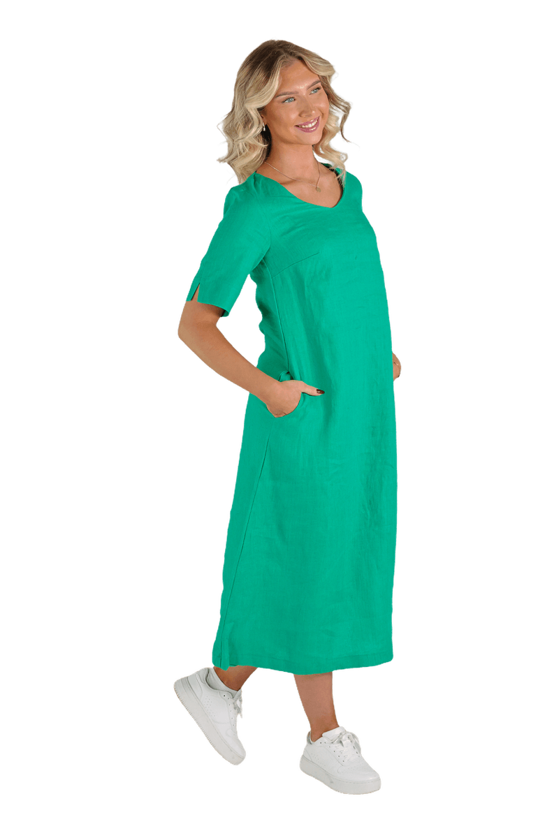 Gyda klargrön klänning i linne