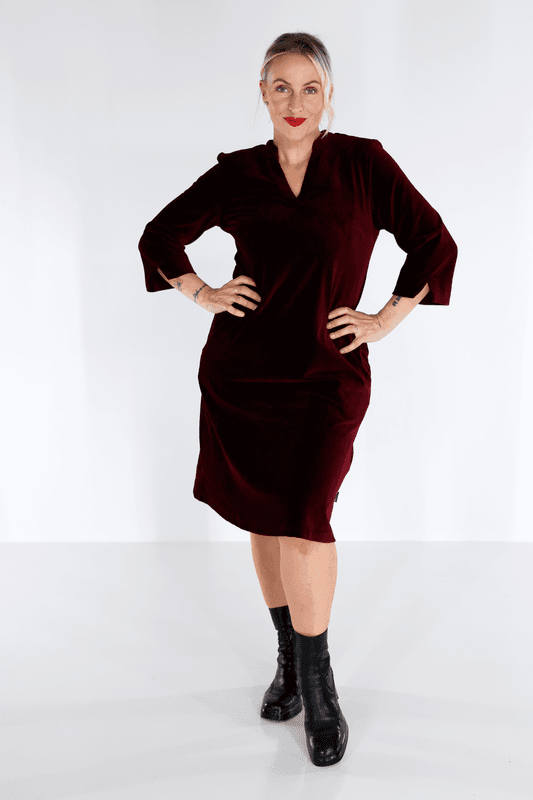 Saga vinröd velourklänning med fickor