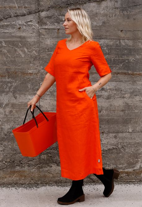 Huvudbild Gyda orange klänning i linne