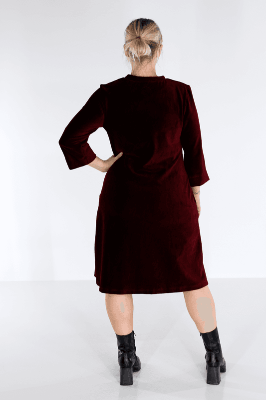 Saga vinröd velourklänning med fickor
